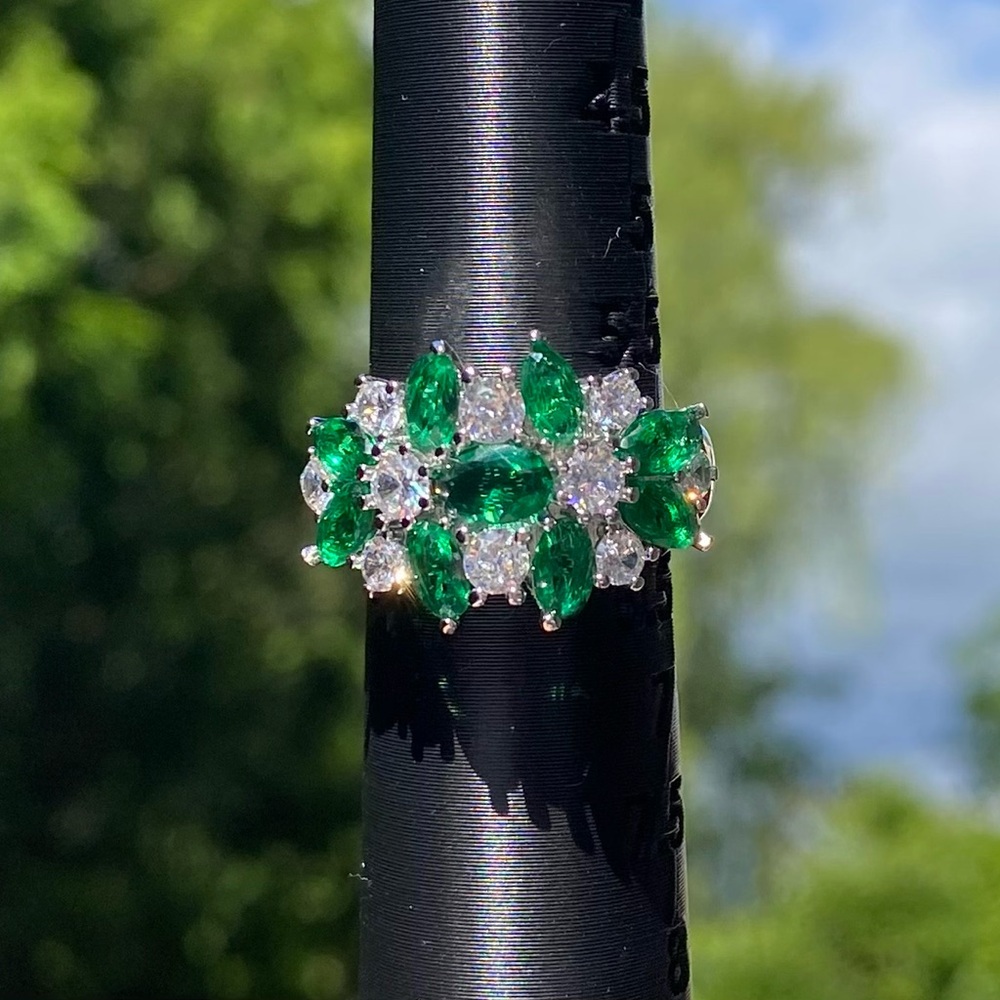 Cocktail Ring Flashes with Emerald Green and Clear Crystals - Picture 1 of 8